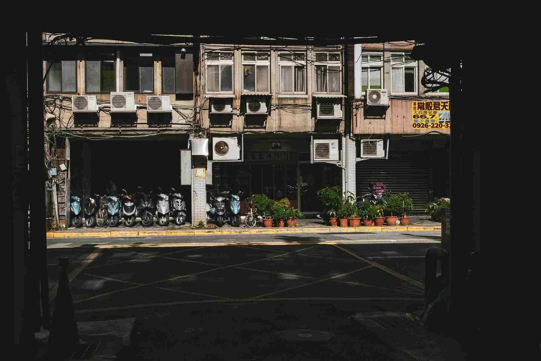 占用騎樓合法嗎？律師解析法規定義與處罰標準