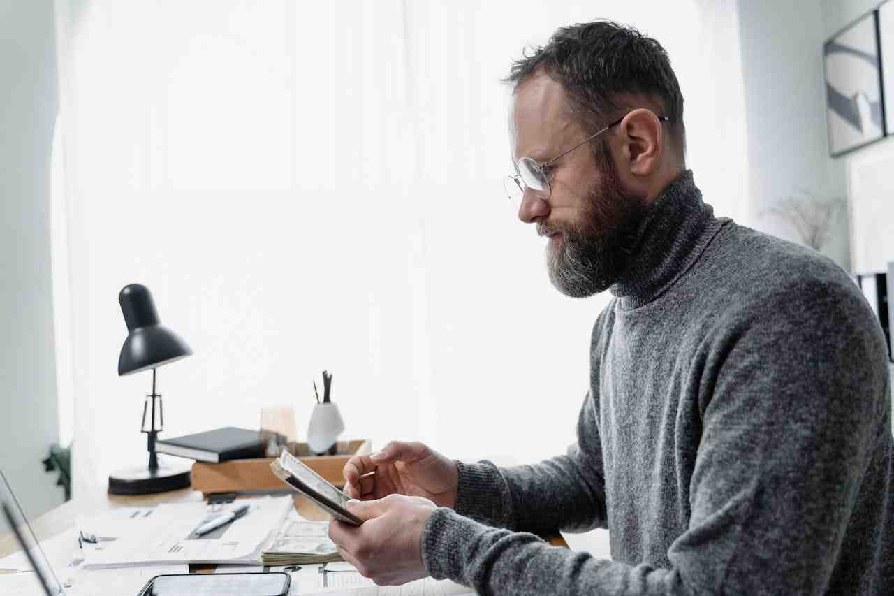 老闆不給薪水該怎麼辦？律師：這樣維護你的權益！