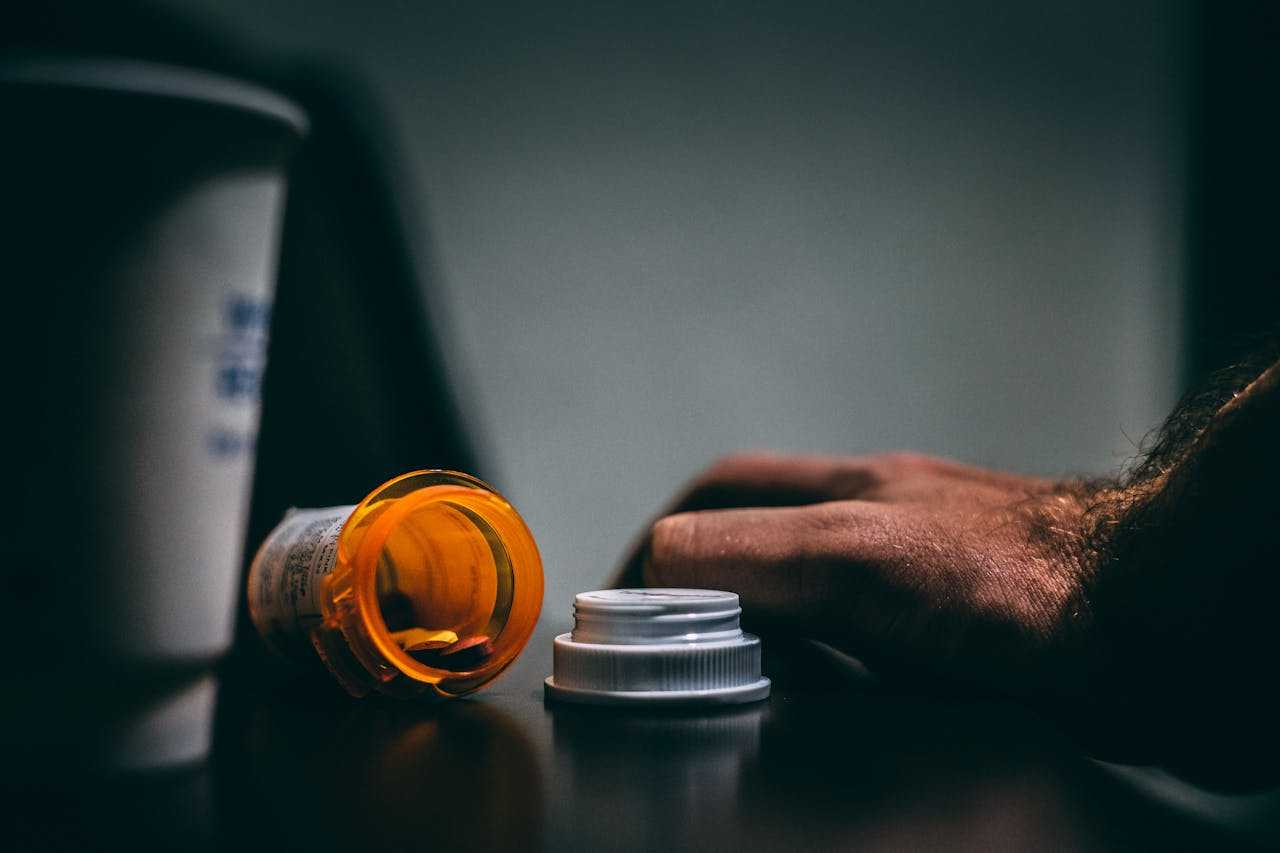 販毒會被關多久？律師：先了解販賣毒品的構成要件和分級！