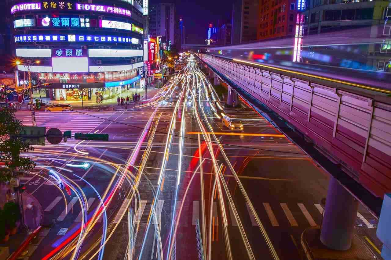 汽車右轉機車直行擦撞責任問題如何釐清？