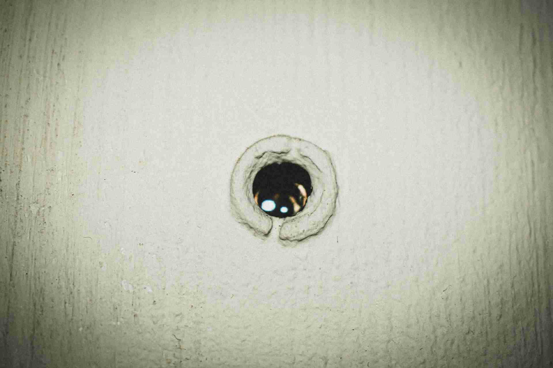 偷拍影片被上傳怎麼辦？律師建議的解決方案與法律對策！