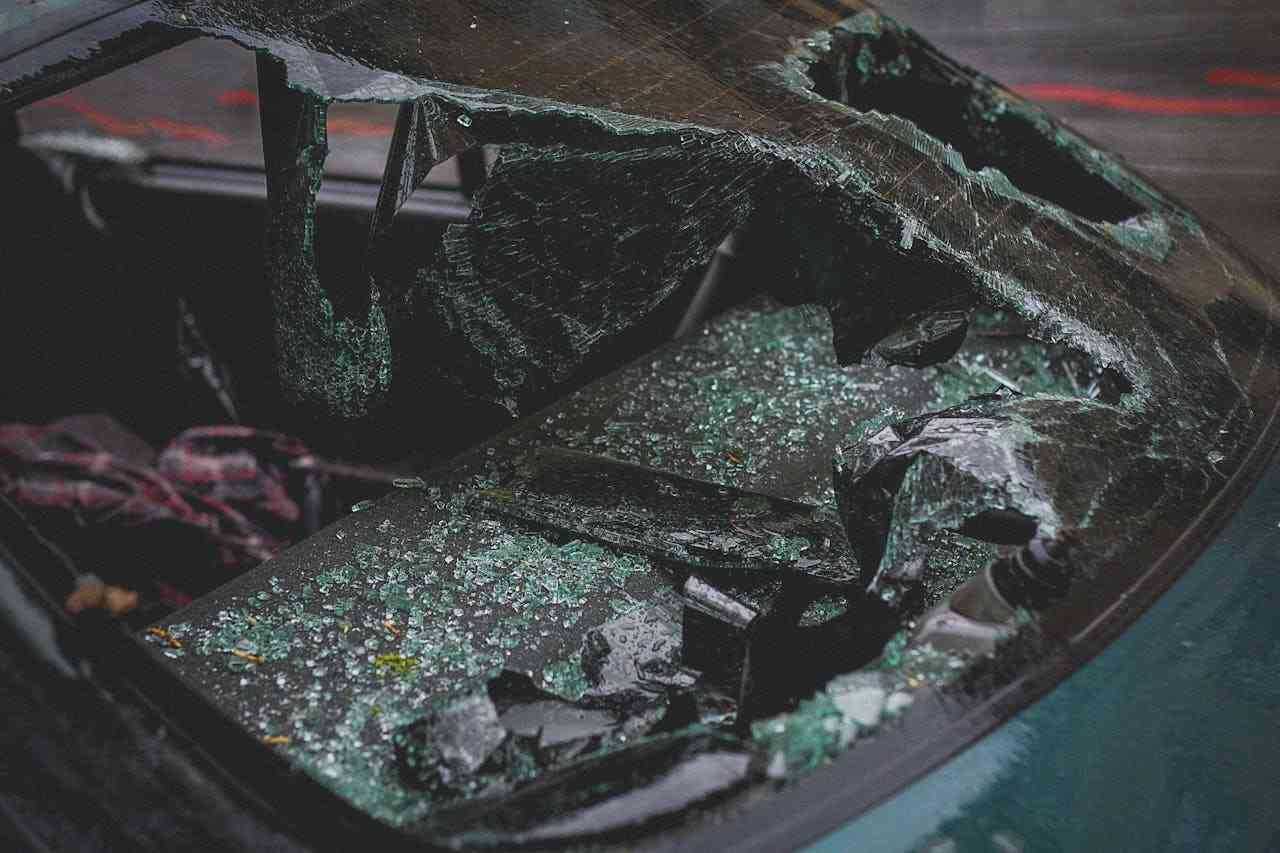 違規停車靜止狀態被撞誰負責？律師詳解肇責認定與法律風險