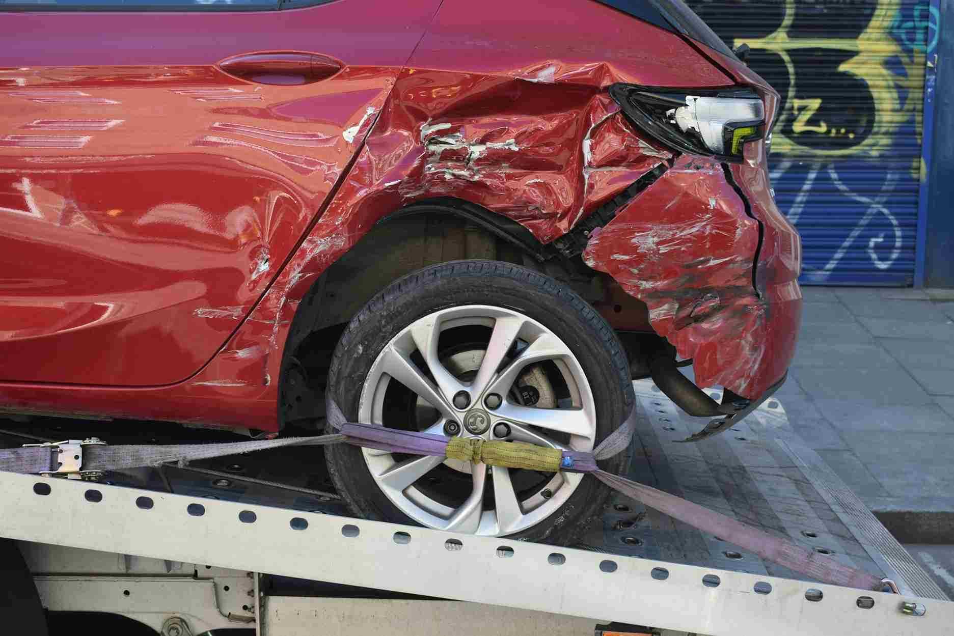 無照駕駛車禍怎麼罰？律師解析法律責任與賠償問題！