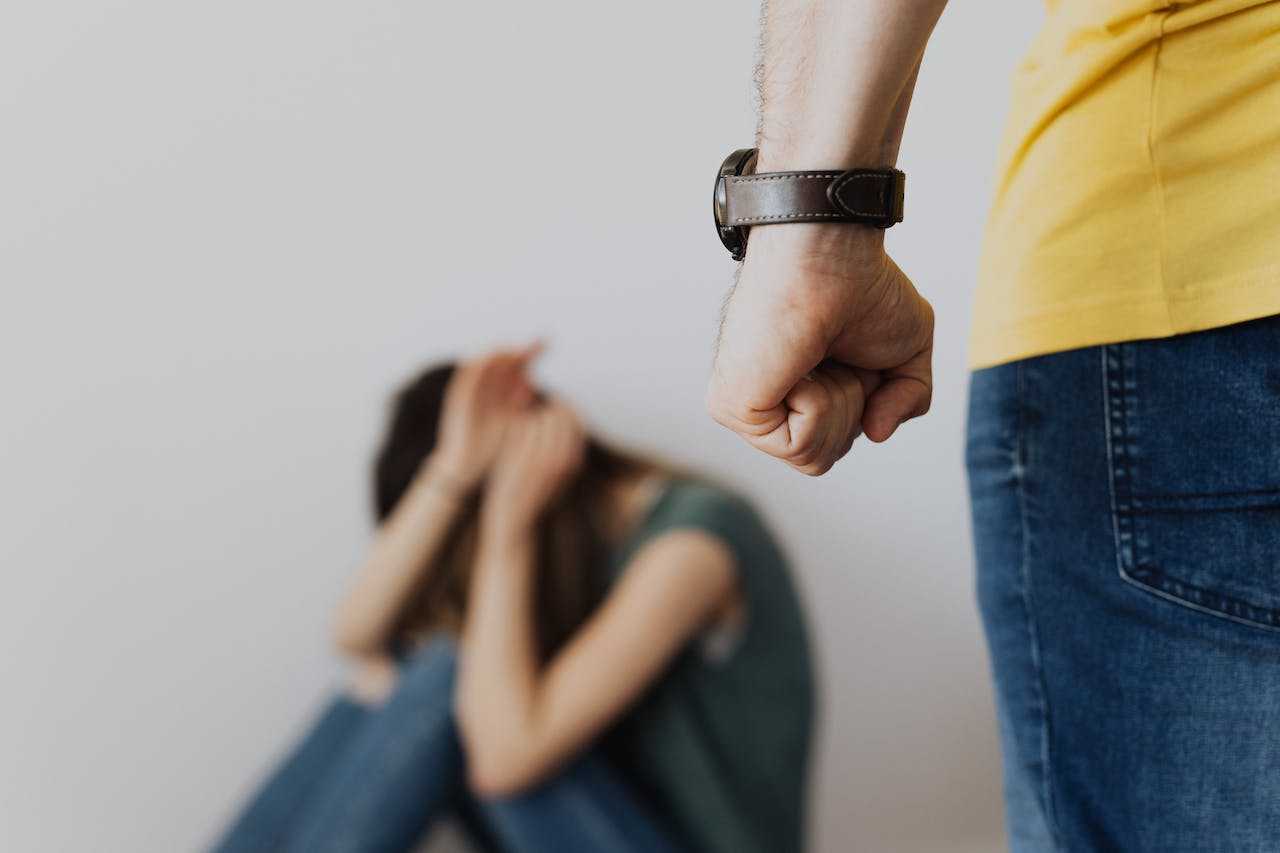 精神暴力算家暴嗎？律師帶你看家暴定義和保護自己的方式！