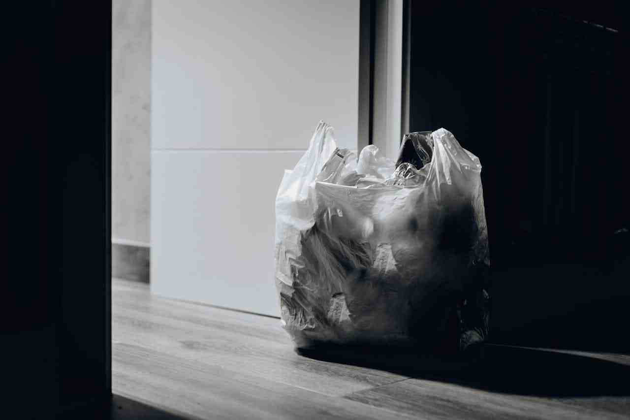 亂丟垃圾到別人家怎麼罰？律師帶你了解公害行為的法律後果